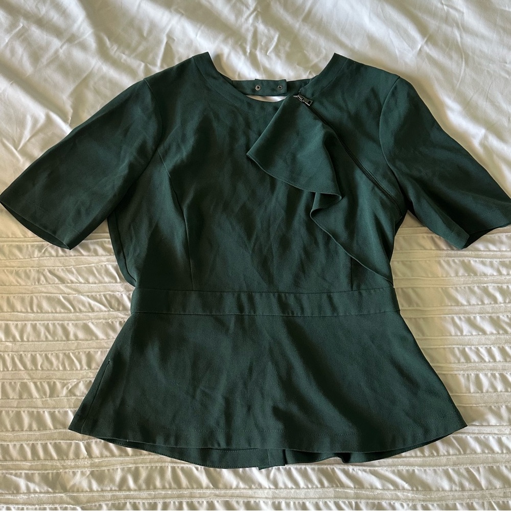 🍀BCBG MAXAZRIA Small Green Top (Small repair needed SEE PHOTOS).